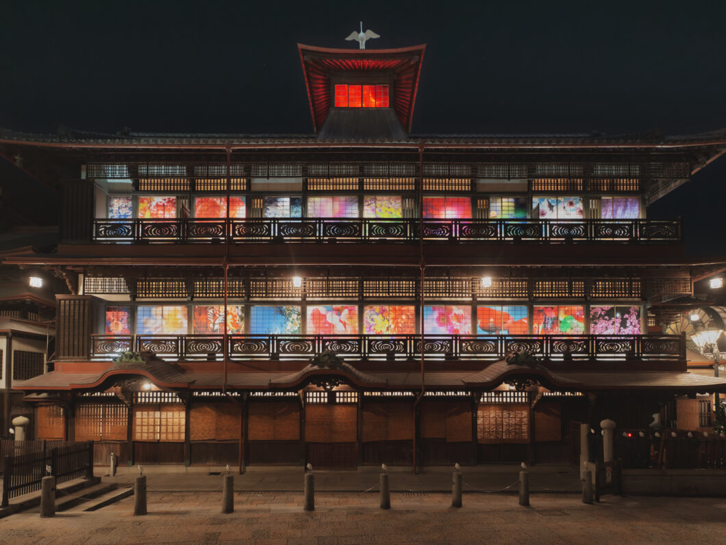 ライトアップされた道後温泉本館