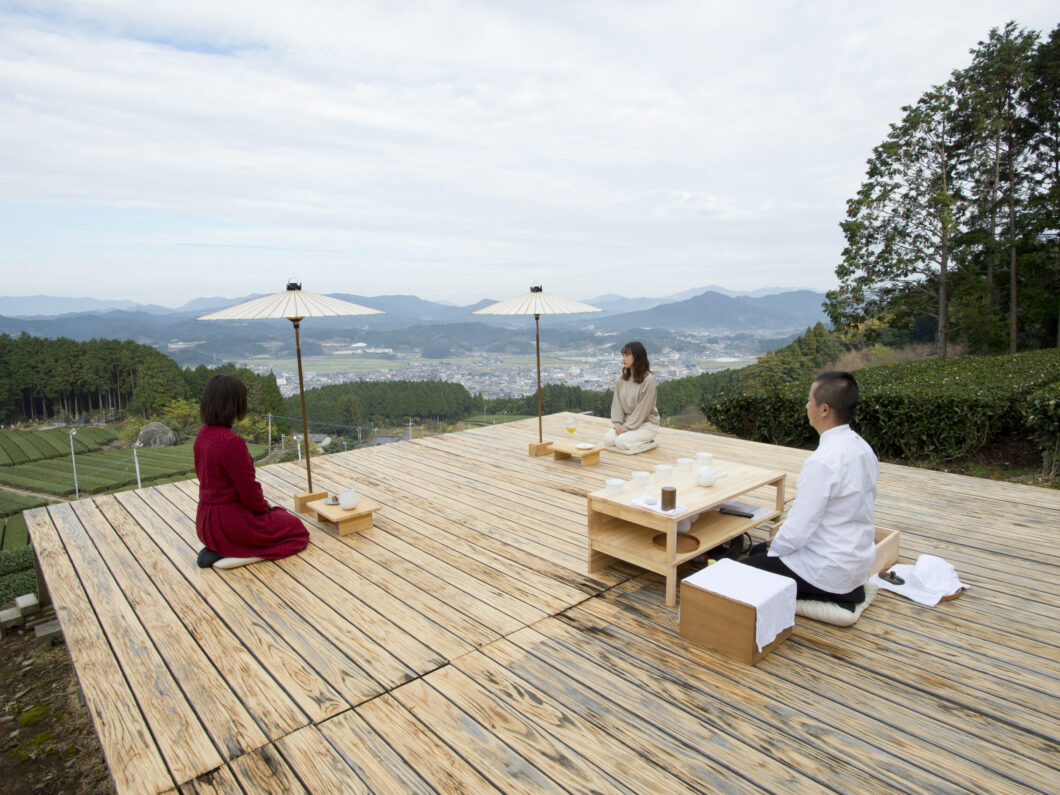 茶畑と山並みを望む絶景テラスで楽しむティーツーリズム