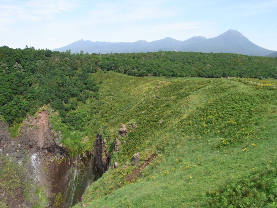 フレペの滝と知床連山