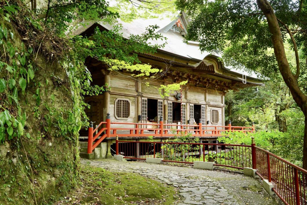 自然豊かな山中に佇む両子寺奥ノ院