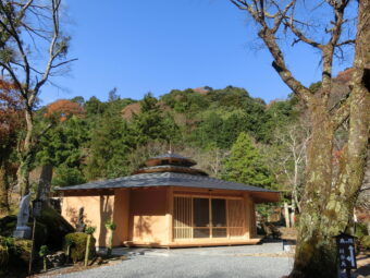 修禅寺奥の院護摩堂／修禅寺の開祖は弘法大師空海。泉鏡花は奥の院の夜歩きでの怪異談を記している。