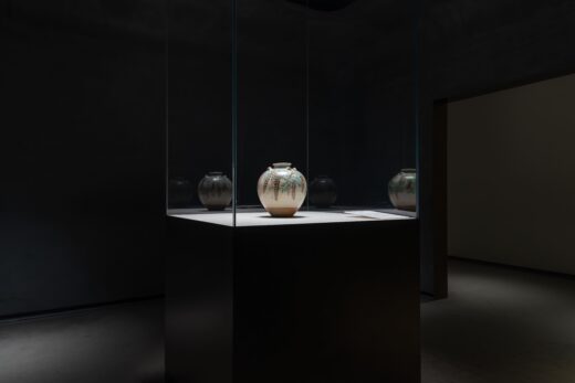 国宝｢色絵藤花文茶壺」