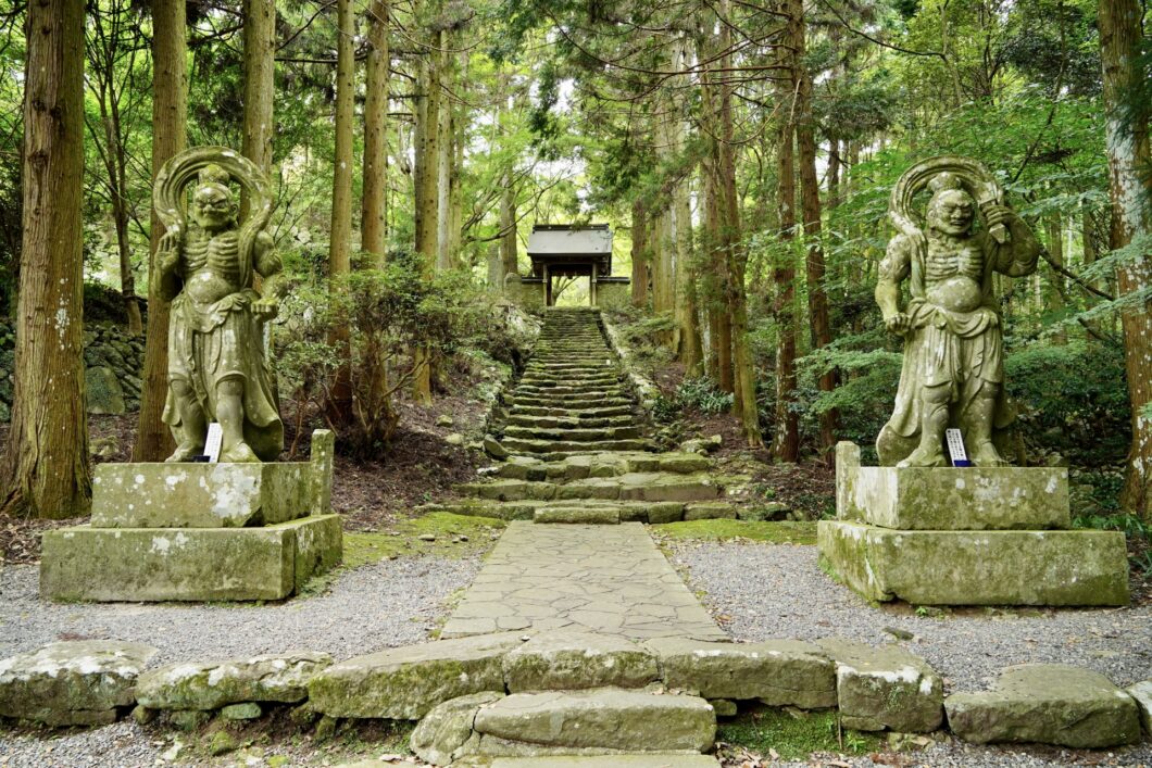 両子寺の参道に立つ仁王像と石段