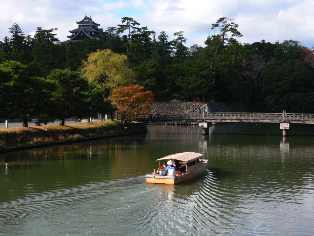 松江城の外堀を進む堀川遊覧船