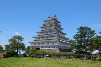 青空に映える島原城天守閣