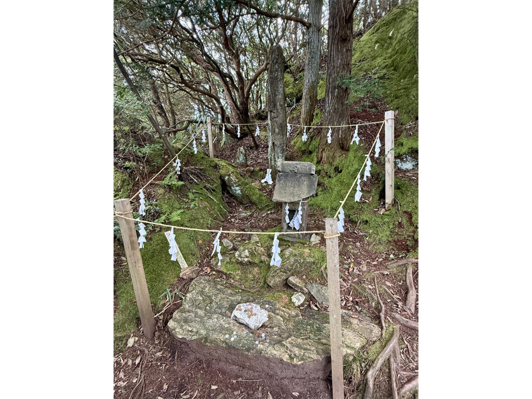 御岩神社　椅子柱　祠
