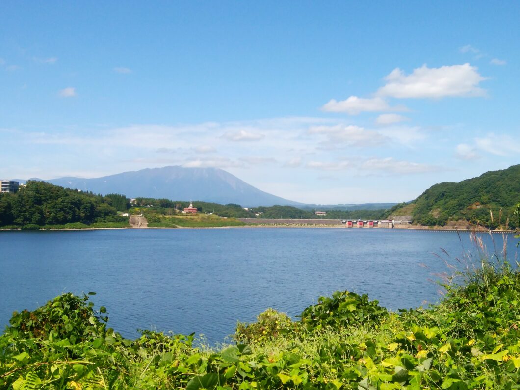 御所湖と岩手山