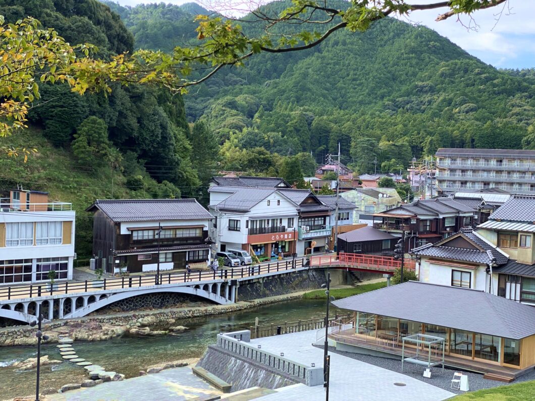 音信川沿いに広がる長門湯本温泉の街並み
