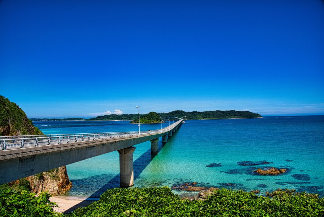 エメラルドグリーンの海に架かる角島大橋